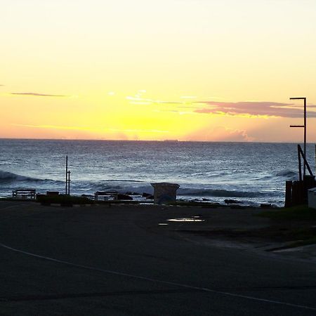 Breeze Inn Guesthouse Kiddʼs Beach Buitenkant foto