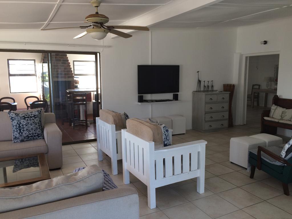 Breeze Inn Guesthouse Kiddʼs Beach Buitenkant foto