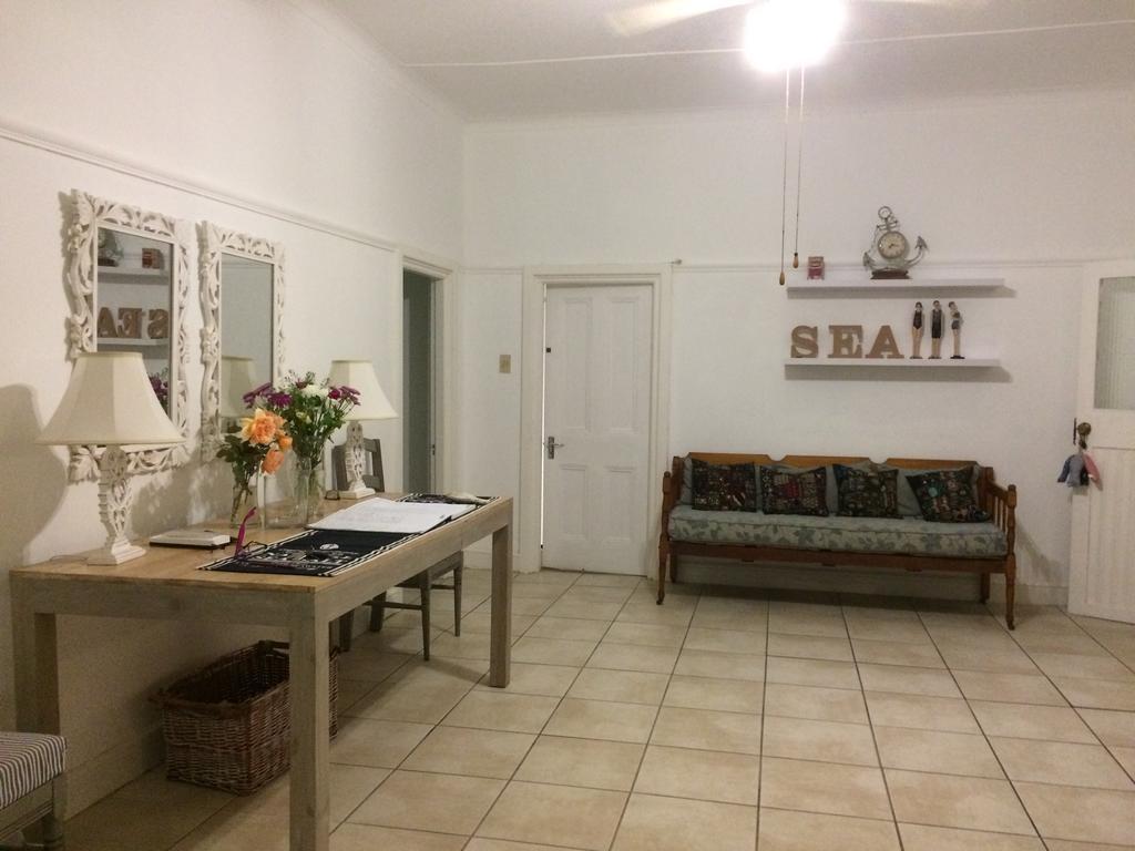 Breeze Inn Guesthouse Kiddʼs Beach Buitenkant foto